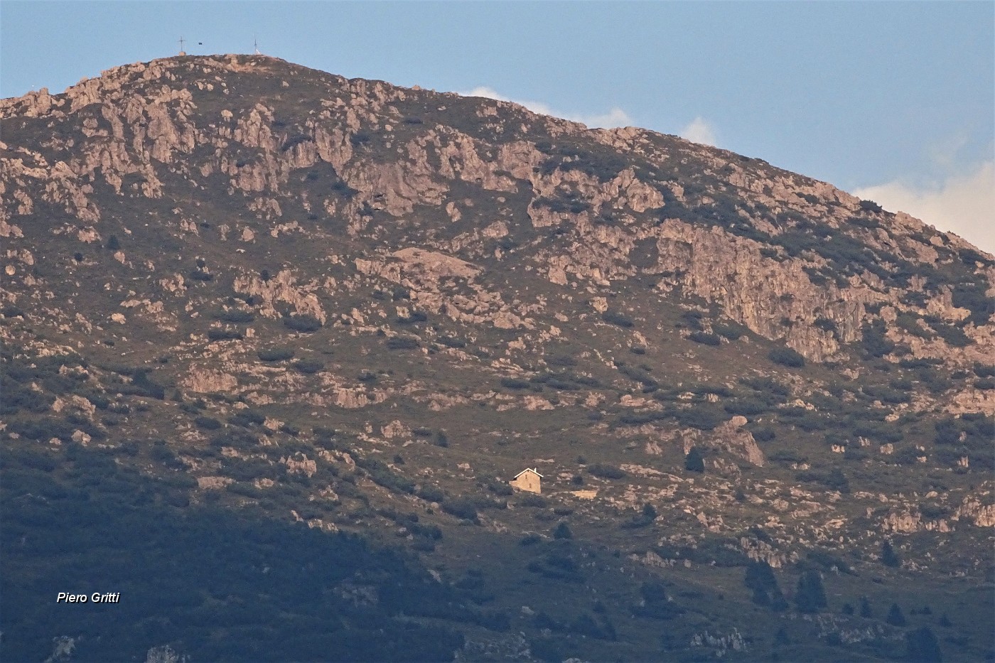 97 Zoom sul Monte Venturosa dal sent. 153 per Capo Foppa.JPG